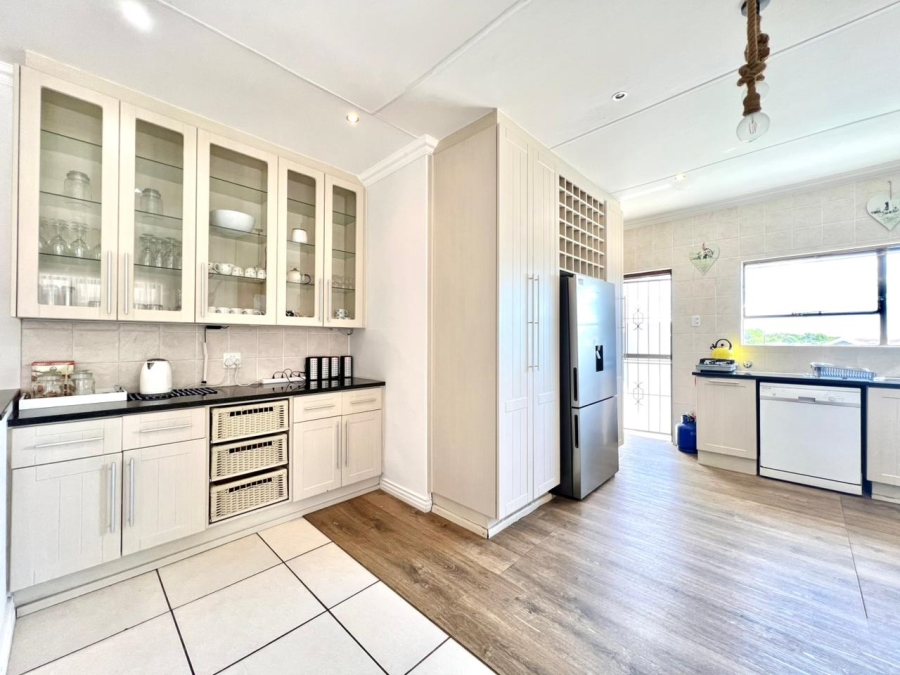 5 Bedroom Property for Sale in Paradise Beach Eastern Cape